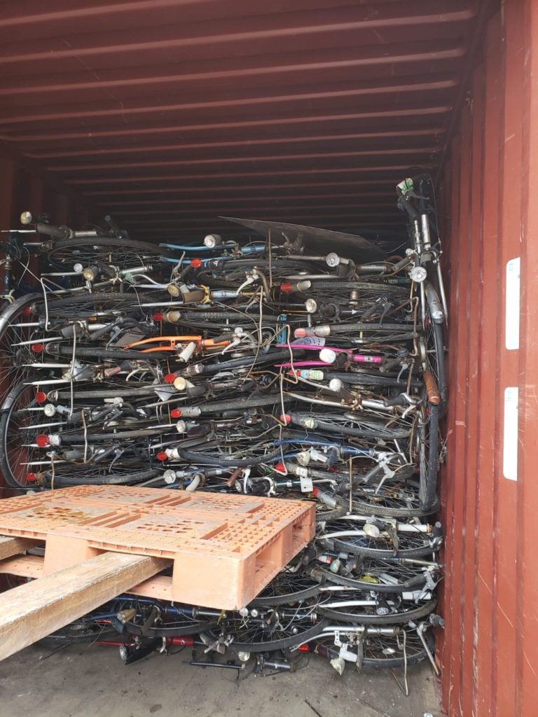 コンテナ積込み